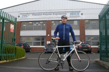 Chris Allan parcourt les Alpes françaises à vélo pour récolter des fonds pour des associations caritatives de Blackburn.
